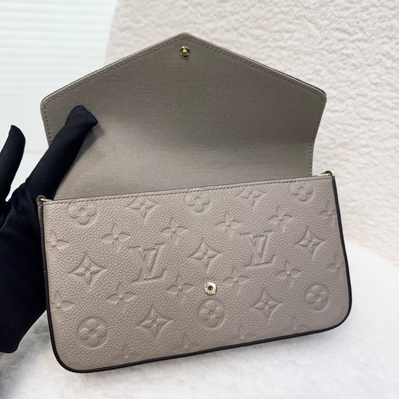 CP值高🫶🏻路易威登信封包LV Félicie Pochette米色牛皮壓紋三合一鏈包M68697-13