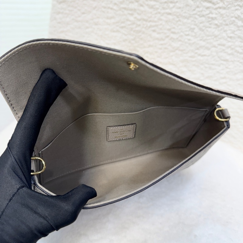 CP值高🫶🏻路易威登信封包LV Félicie Pochette米色牛皮壓紋三合一鏈包M68697-14