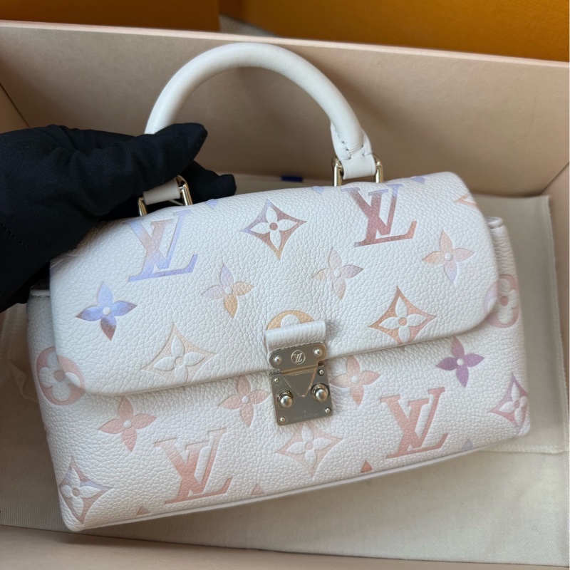 LV  Madeleine NANO 裝飾點綴可拆卸鏈條 手提包 女款 夢幻紫-1