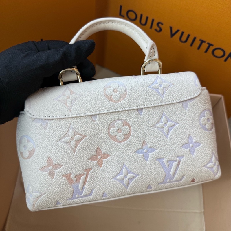 LV  Madeleine NANO 裝飾點綴可拆卸鏈條 手提包 女款 夢幻紫-2