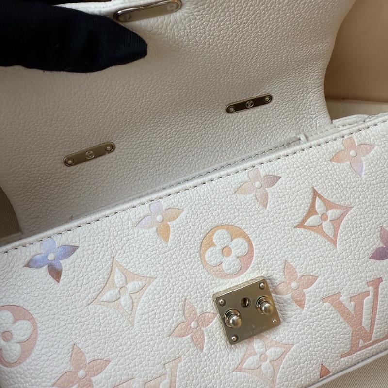 LV  Madeleine NANO 裝飾點綴可拆卸鏈條 手提包 女款 夢幻紫-7