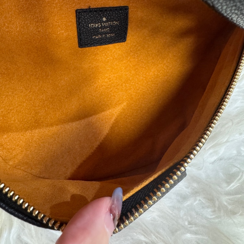 LV Bumbag 黑牛皮手提胸腰包-7