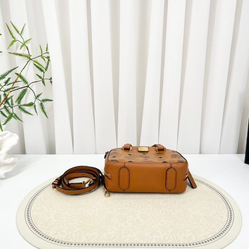 專櫃價2.5折！MCM Essential Visetos 老花滿印 半月包斜挎單肩 皮革 手提包 棕色干邑色-3