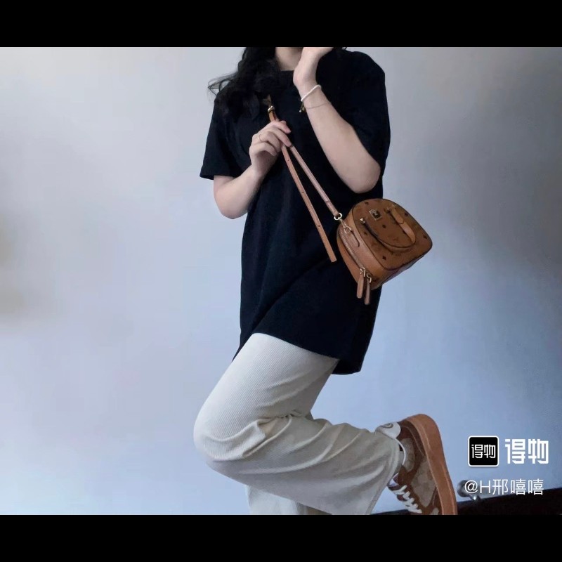 專櫃價2.5折！MCM Essential Visetos 老花滿印 半月包斜挎單肩 皮革 手提包 棕色干邑色-5