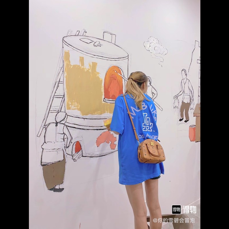 專櫃價2.5折！MCM Essential Visetos 老花滿印 半月包斜挎單肩 皮革 手提包 棕色干邑色-6