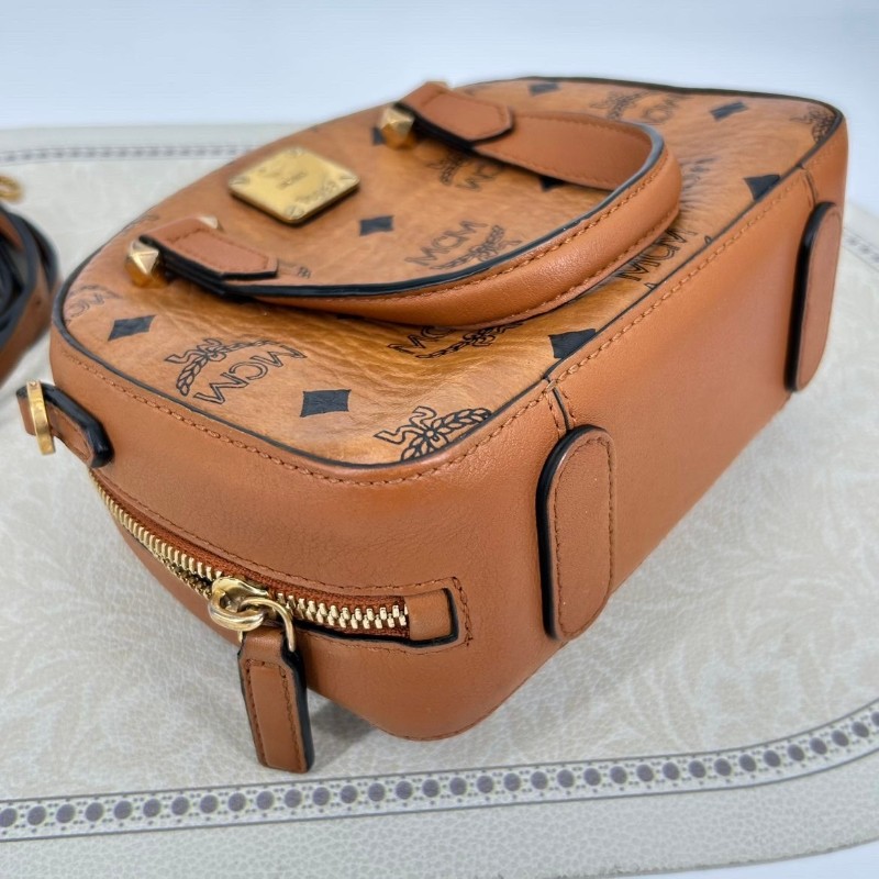 專櫃價2.5折！MCM Essential Visetos 老花滿印 半月包斜挎單肩 皮革 手提包 棕色干邑色-10