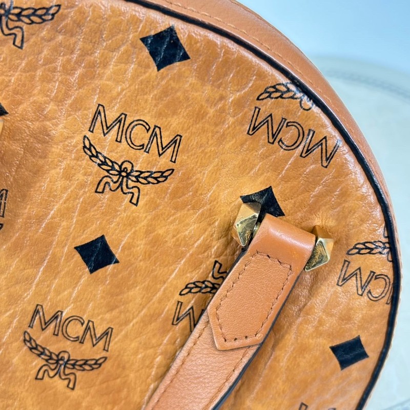 專櫃價2.5折！MCM Essential Visetos 老花滿印 半月包斜挎單肩 皮革 手提包 棕色干邑色-11