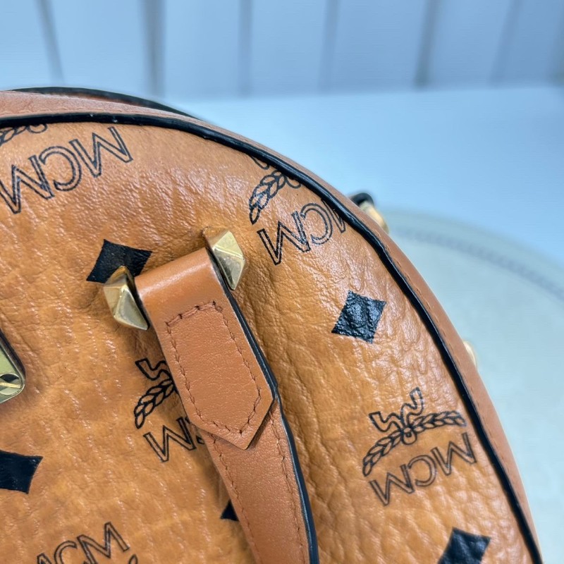 專櫃價2.5折！MCM Essential Visetos 老花滿印 半月包斜挎單肩 皮革 手提包 棕色干邑色-12