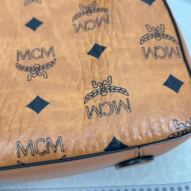 專櫃價2.5折！MCM Essential Visetos 老花滿印 半月包斜挎單肩 皮革 手提包 棕色干邑色-13