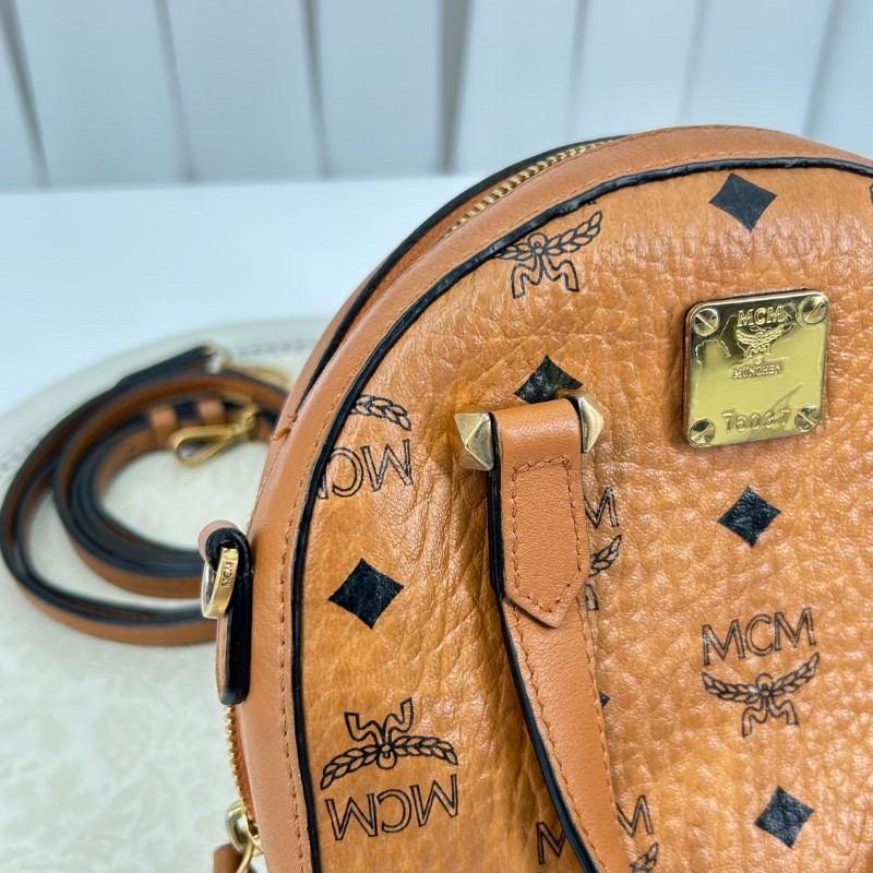 專櫃價2.5折！MCM Essential Visetos 老花滿印 半月包斜挎單肩 皮革 手提包 棕色干邑色-15