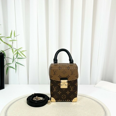 hz。 YWW 專櫃價5.3折！LOUIS VUITTON  芯片款 CAMERA BOX 老花滿印鎖扣開合鍊條 棕色牛皮革 盒子包手機包手提單肩斜挎包