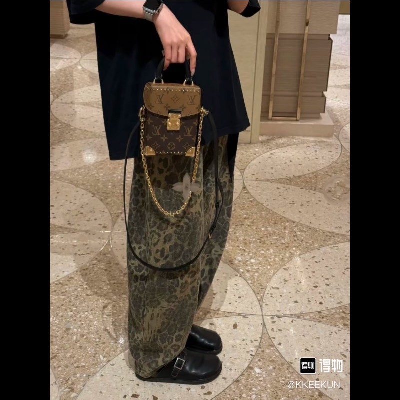 hz。 YWW 專櫃價5.3折！LOUIS VUITTON  芯片款 CAMERA BOX 老花滿印鎖扣開合鍊條 棕色牛皮革 盒子包手機包手提單肩斜挎包-5