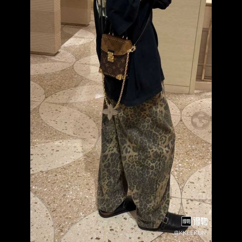 hz。 YWW 專櫃價5.3折！LOUIS VUITTON  芯片款 CAMERA BOX 老花滿印鎖扣開合鍊條 棕色牛皮革 盒子包手機包手提單肩斜挎包-6