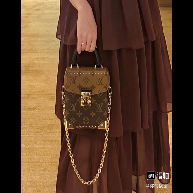 hz。 YWW 專櫃價5.3折！LOUIS VUITTON  芯片款 CAMERA BOX 老花滿印鎖扣開合鍊條 棕色牛皮革 盒子包手機包手提單肩斜挎包-7