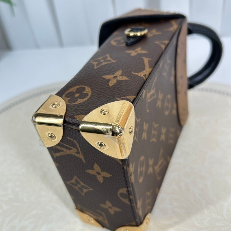 hz。 YWW 專櫃價5.3折！LOUIS VUITTON  芯片款 CAMERA BOX 老花滿印鎖扣開合鍊條 棕色牛皮革 盒子包手機包手提單肩斜挎包-12