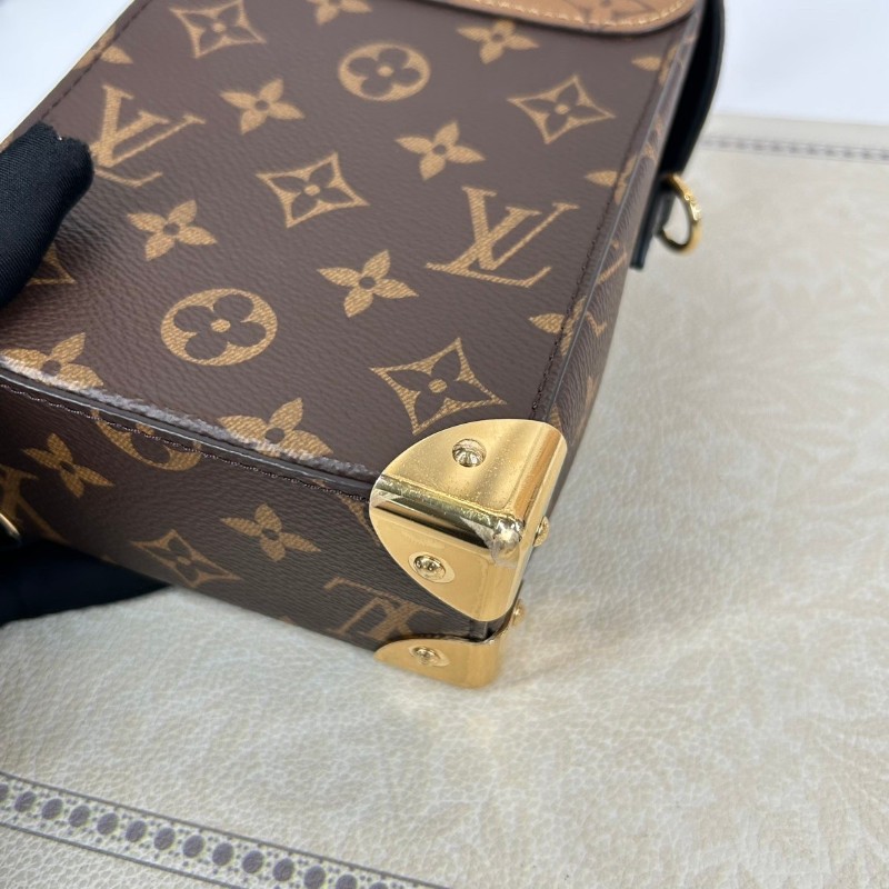 hz。 YWW 專櫃價5.3折！LOUIS VUITTON  芯片款 CAMERA BOX 老花滿印鎖扣開合鍊條 棕色牛皮革 盒子包手機包手提單肩斜挎包-13