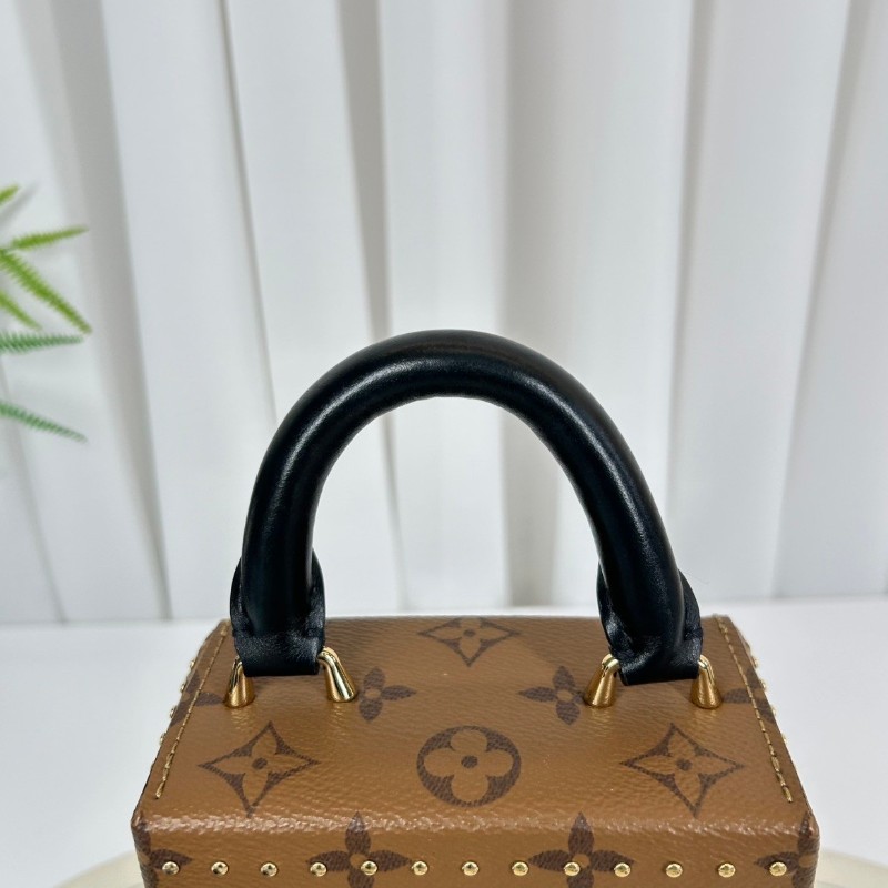 hz。 YWW 專櫃價5.3折！LOUIS VUITTON  芯片款 CAMERA BOX 老花滿印鎖扣開合鍊條 棕色牛皮革 盒子包手機包手提單肩斜挎包-19