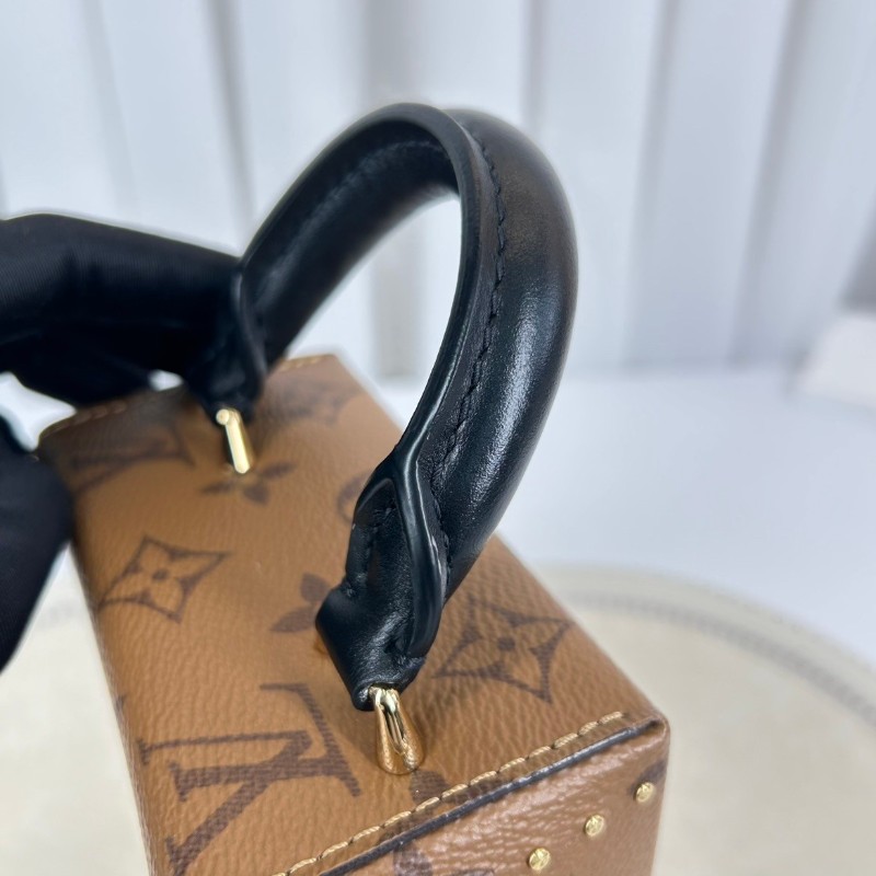 hz。 YWW 專櫃價5.3折！LOUIS VUITTON  芯片款 CAMERA BOX 老花滿印鎖扣開合鍊條 棕色牛皮革 盒子包手機包手提單肩斜挎包-20