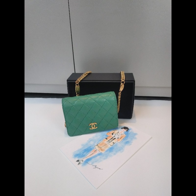 Chanel 粉牌飾金鍊水綠羊皮斜背小口蓋包 15-0
