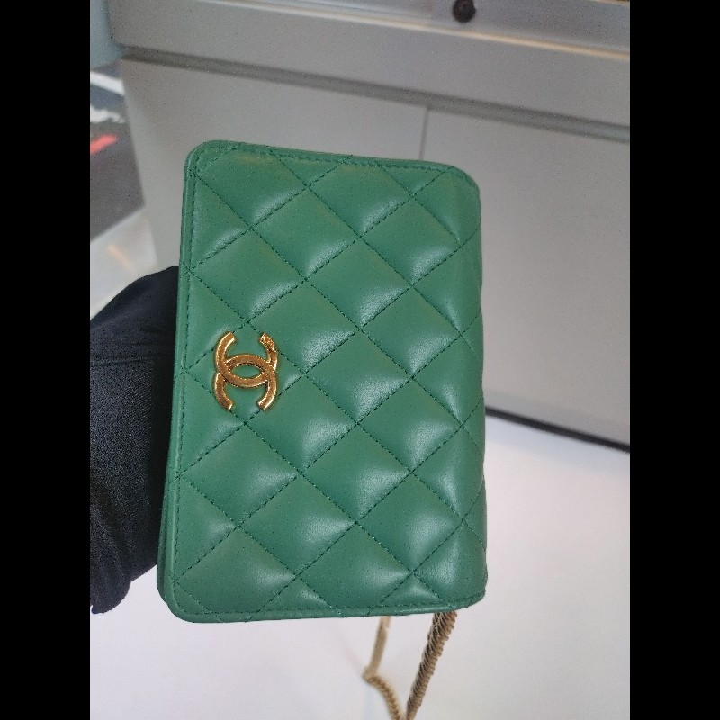Chanel 粉牌飾金鍊水綠羊皮斜背小口蓋包 15-1