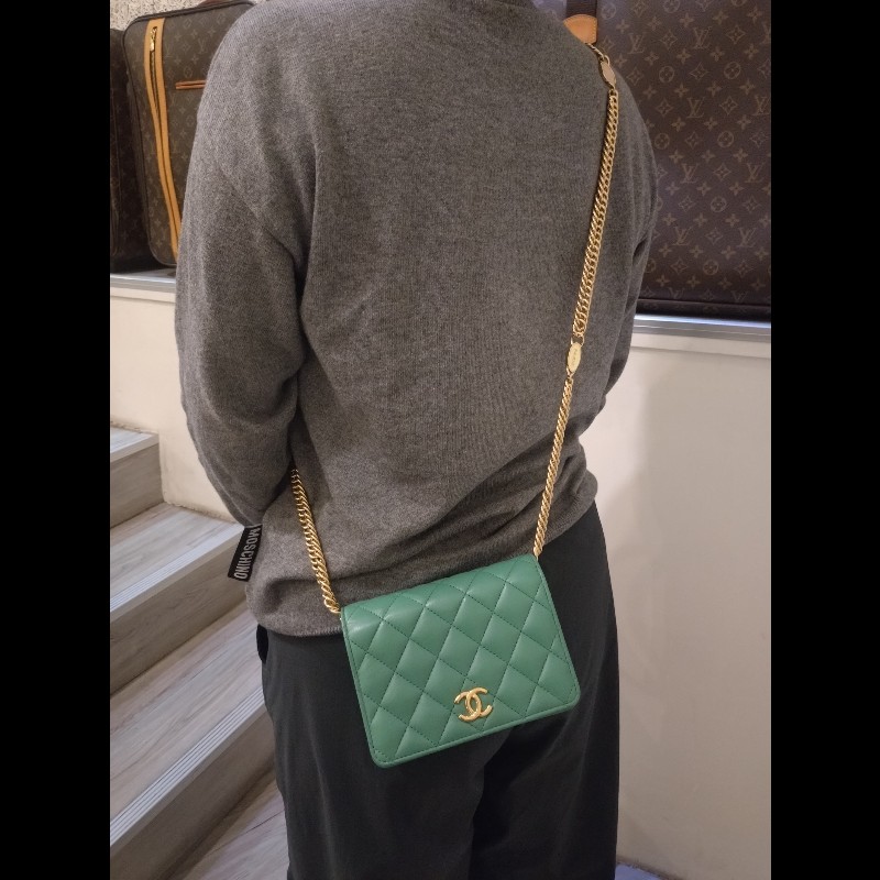 Chanel 粉牌飾金鍊水綠羊皮斜背小口蓋包 15-3