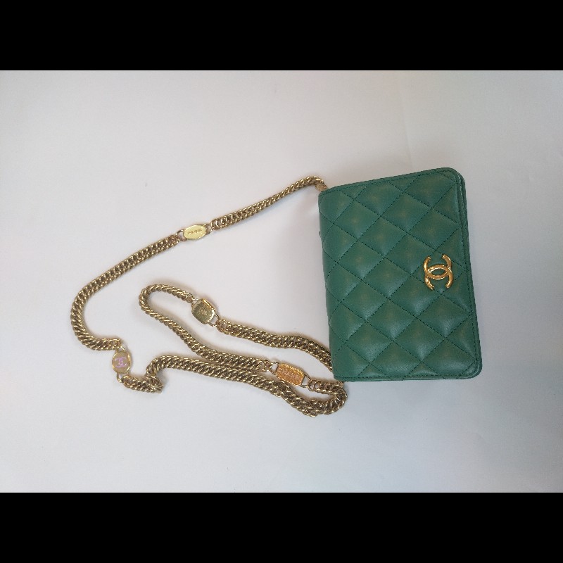 Chanel 粉牌飾金鍊水綠羊皮斜背小口蓋包 15-4
