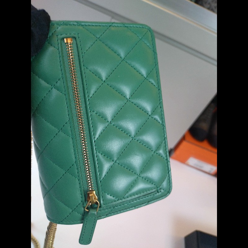 Chanel 粉牌飾金鍊水綠羊皮斜背小口蓋包 15-6