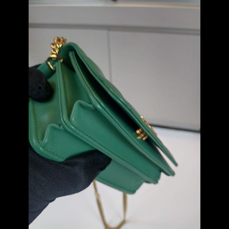 Chanel 粉牌飾金鍊水綠羊皮斜背小口蓋包 15-8