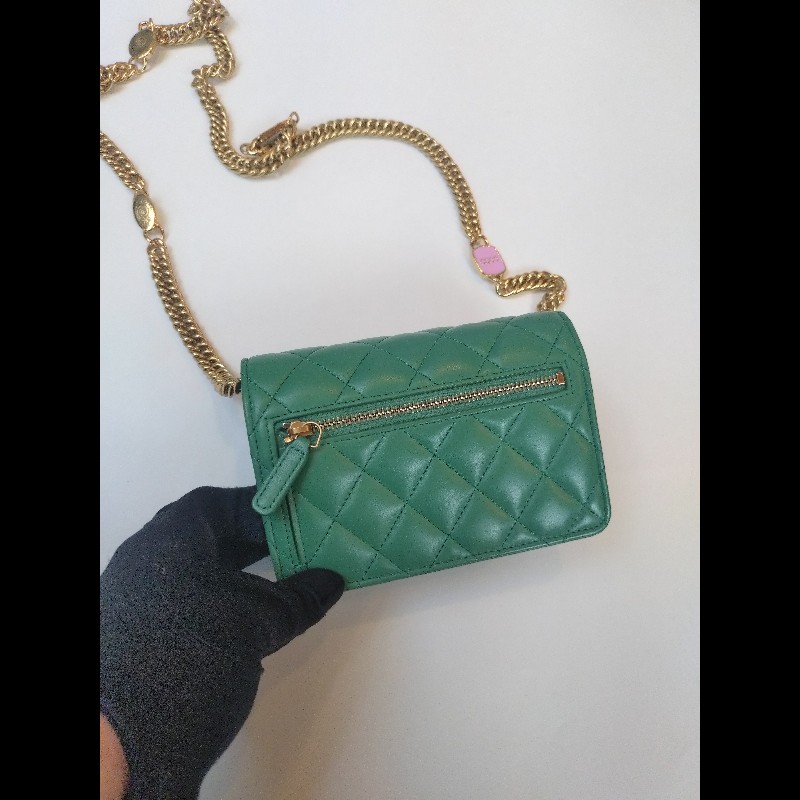 Chanel 粉牌飾金鍊水綠羊皮斜背小口蓋包 15-9