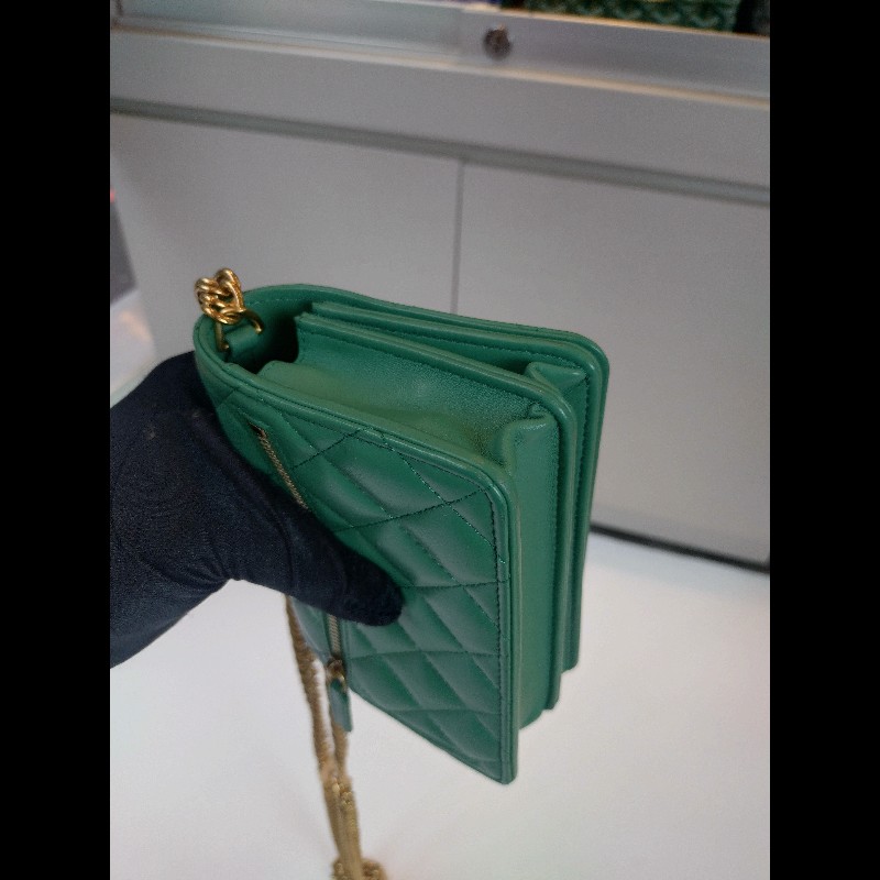 Chanel 粉牌飾金鍊水綠羊皮斜背小口蓋包 15-11