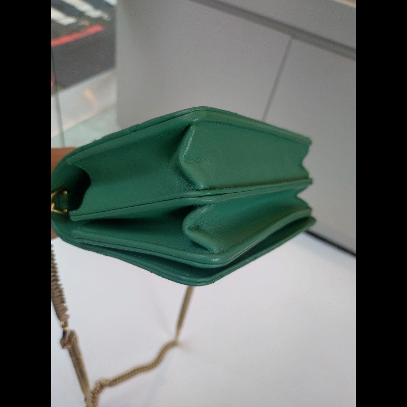 Chanel 粉牌飾金鍊水綠羊皮斜背小口蓋包 15-12