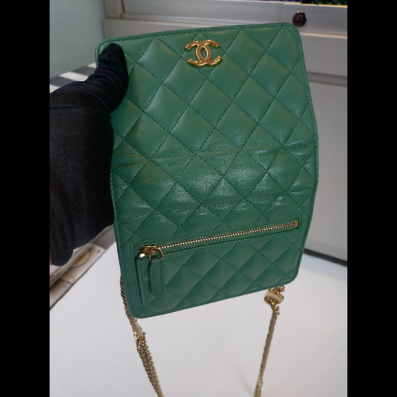 Chanel 粉牌飾金鍊水綠羊皮斜背小口蓋包 15-13