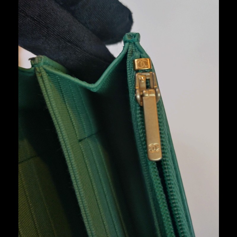 Chanel 粉牌飾金鍊水綠羊皮斜背小口蓋包 15-14