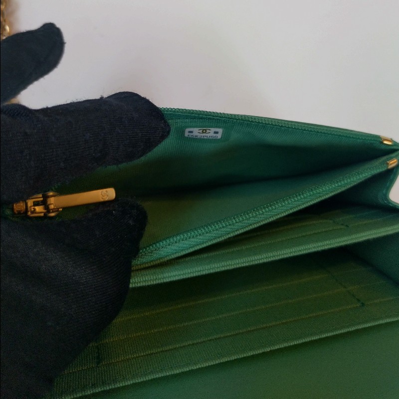 Chanel 粉牌飾金鍊水綠羊皮斜背小口蓋包 15-15