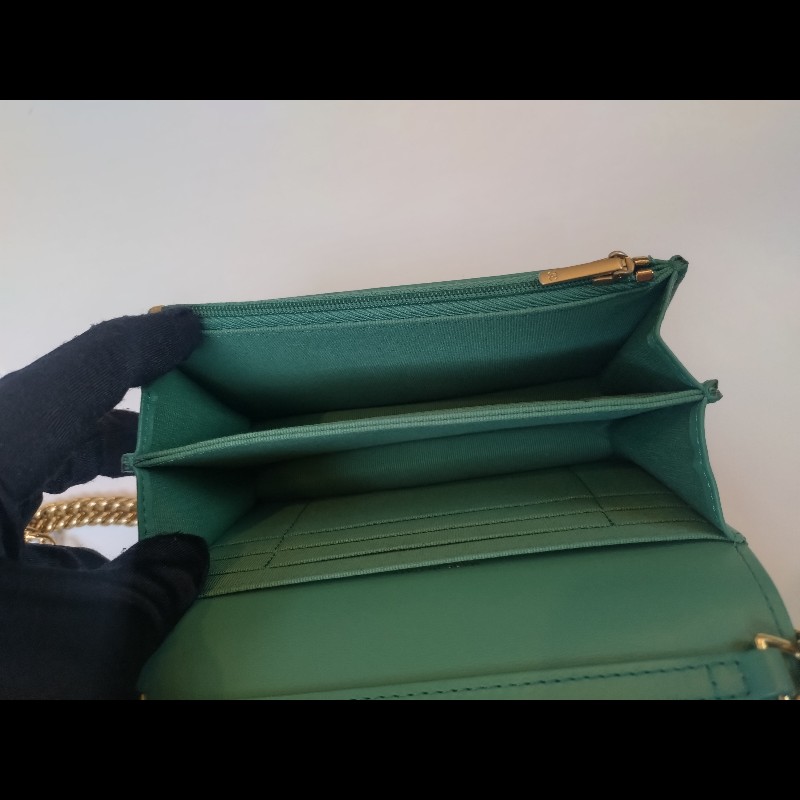 Chanel 粉牌飾金鍊水綠羊皮斜背小口蓋包 15-16