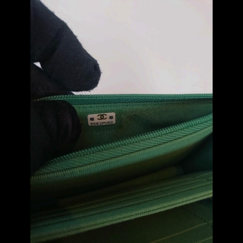 Chanel 粉牌飾金鍊水綠羊皮斜背小口蓋包 15-17