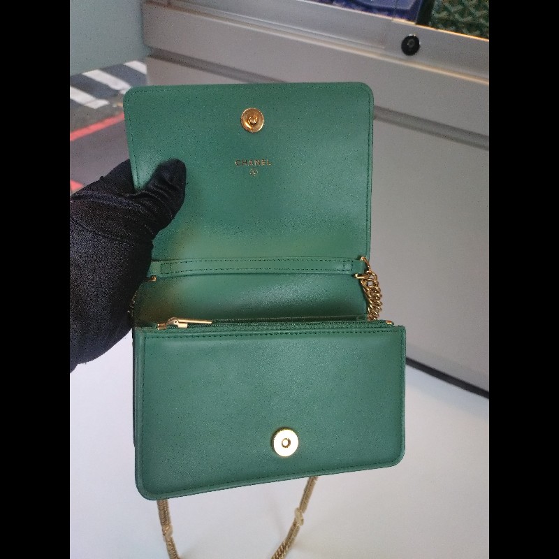 Chanel 粉牌飾金鍊水綠羊皮斜背小口蓋包 15-18