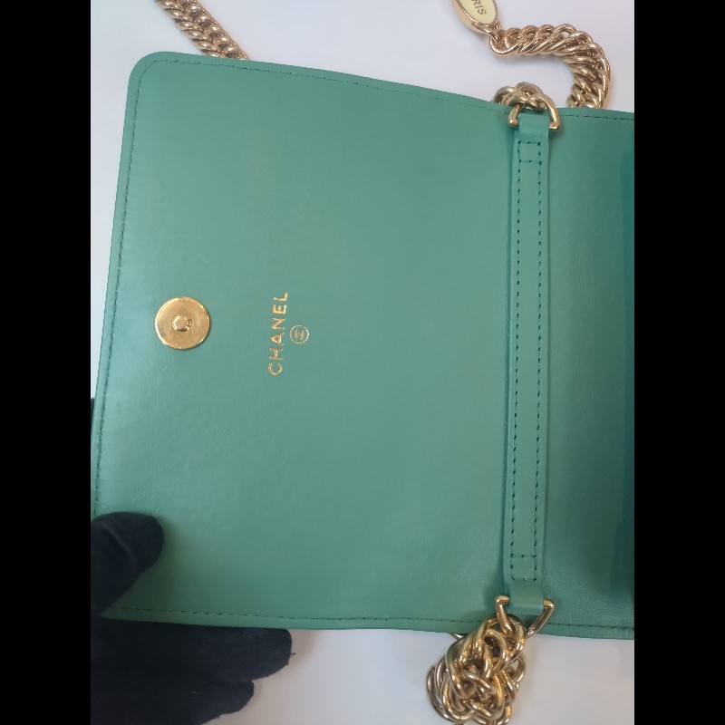 Chanel 粉牌飾金鍊水綠羊皮斜背小口蓋包 15-19
