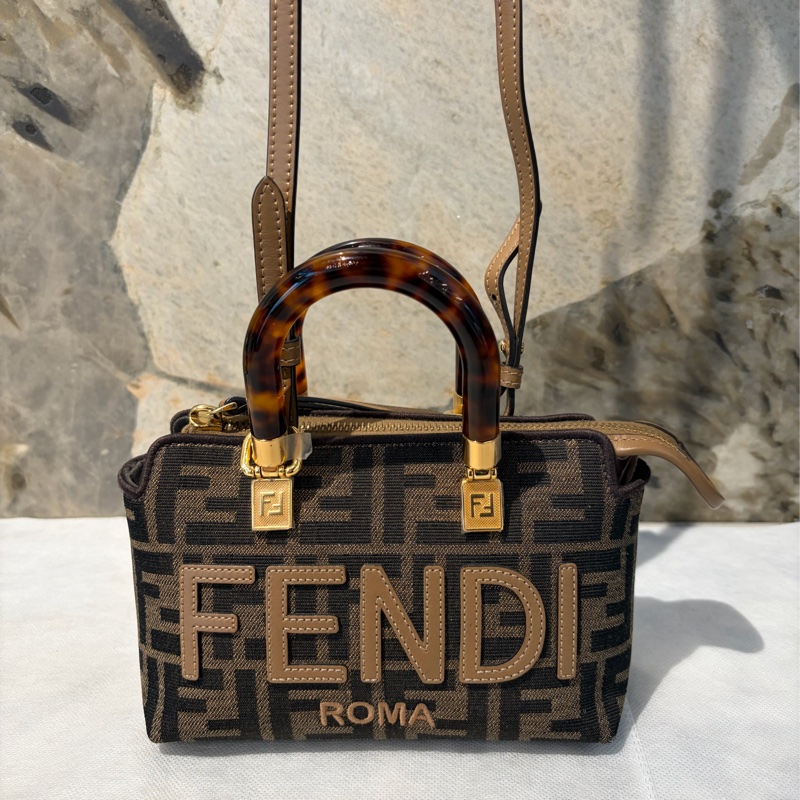 FENDI  BY THE WAY帆布側背包-0