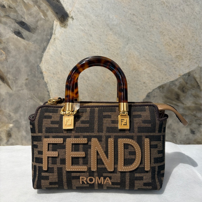 FENDI  BY THE WAY帆布側背包-1