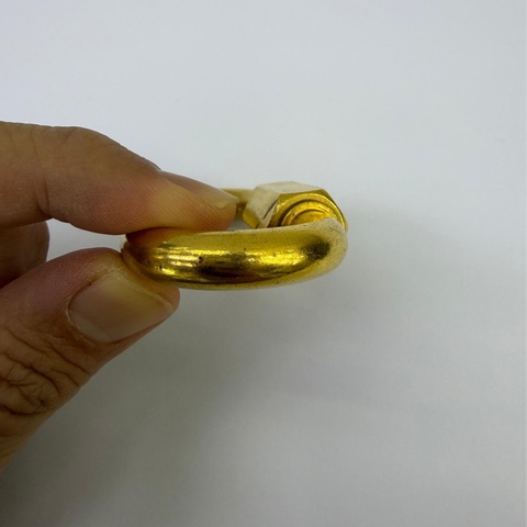 這是一個 Chanel 復古1990 年代黃銅鎖扣造型鑰匙圈