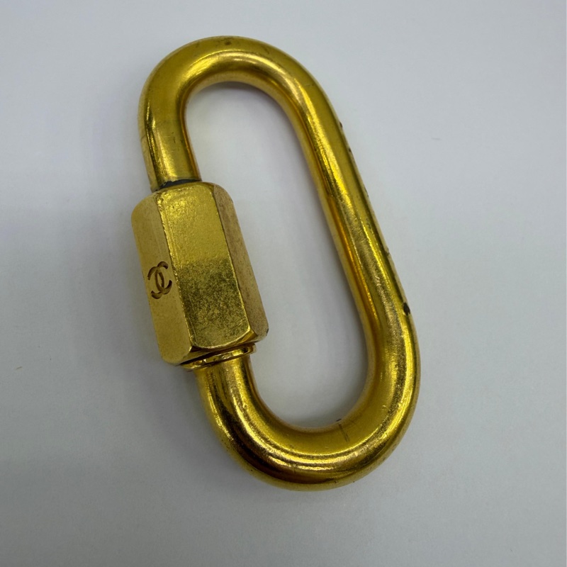 這是一個 Chanel 復古1990 年代黃銅鎖扣造型鑰匙圈-1