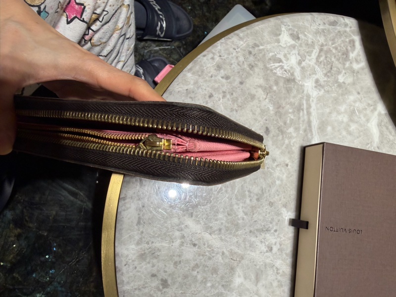 LV路易威登Louis Vuitton  限量版精典行李員貴婦塗鴉長夾 尺寸21 x 11 cm  有防塵袋 有防塵盒 購入於微風廣場LV旗艦店-6