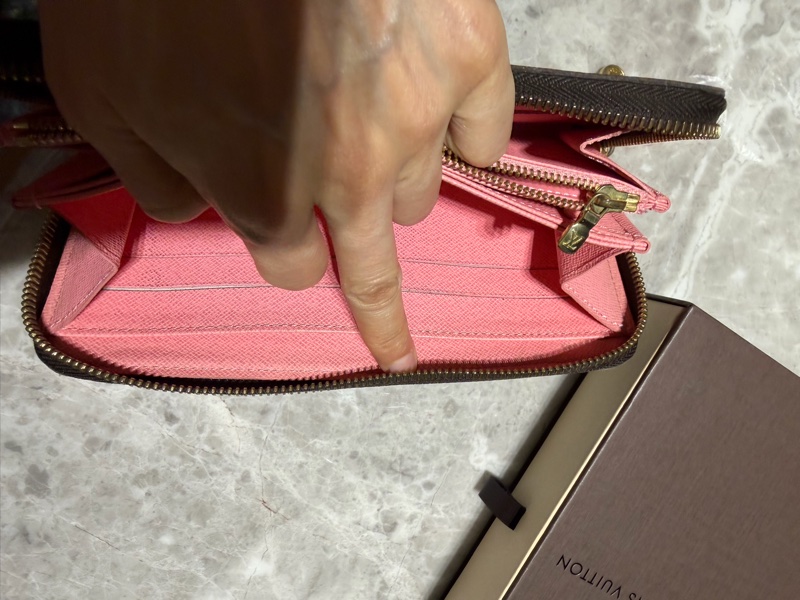 LV路易威登Louis Vuitton  限量版精典行李員貴婦塗鴉長夾 尺寸21 x 11 cm  有防塵袋 有防塵盒 購入於微風廣場LV旗艦店-7