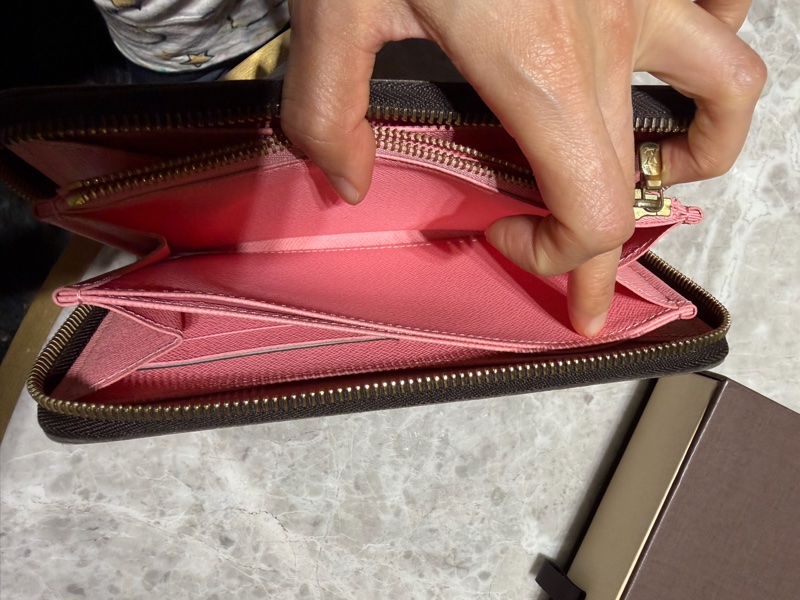 LV路易威登Louis Vuitton  限量版精典行李員貴婦塗鴉長夾 尺寸21 x 11 cm  有防塵袋 有防塵盒 購入於微風廣場LV旗艦店-9