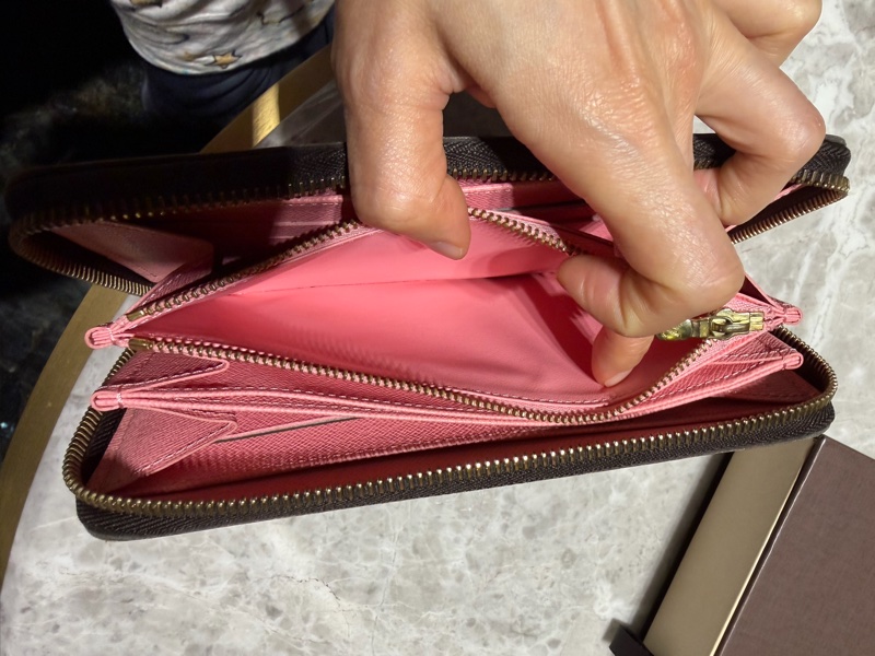 LV路易威登Louis Vuitton  限量版精典行李員貴婦塗鴉長夾 尺寸21 x 11 cm  有防塵袋 有防塵盒 購入於微風廣場LV旗艦店-10