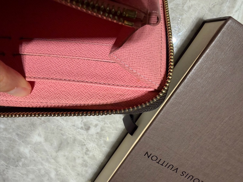 LV路易威登Louis Vuitton  限量版精典行李員貴婦塗鴉長夾 尺寸21 x 11 cm  有防塵袋 有防塵盒 購入於微風廣場LV旗艦店-13