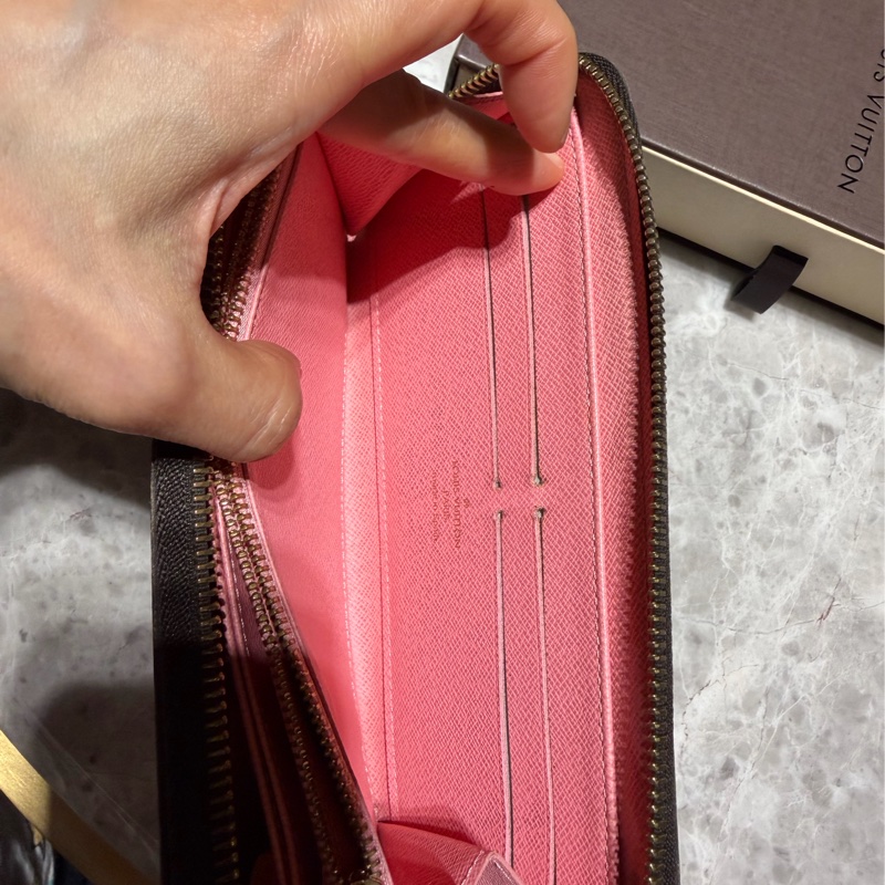 LV路易威登Louis Vuitton  限量版精典行李員貴婦塗鴉長夾 尺寸21 x 11 cm  有防塵袋 有防塵盒 購入於微風廣場LV旗艦店-14