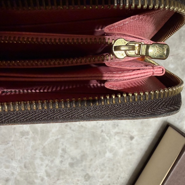 LV路易威登Louis Vuitton  限量版精典行李員貴婦塗鴉長夾 尺寸21 x 11 cm  有防塵袋 有防塵盒 購入於微風廣場LV旗艦店-15