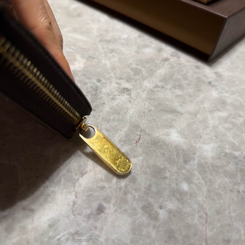 LV路易威登Louis Vuitton  限量版精典行李員貴婦塗鴉長夾 尺寸21 x 11 cm  有防塵袋 有防塵盒 購入於微風廣場LV旗艦店-17